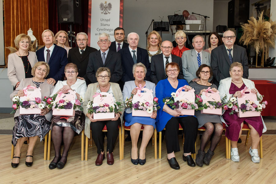 Obraz dla aktualności o tytule: DIAMENTOWE I ZŁOTE GODY 60-lecie i 50-lecie pożycia małżeńskiego