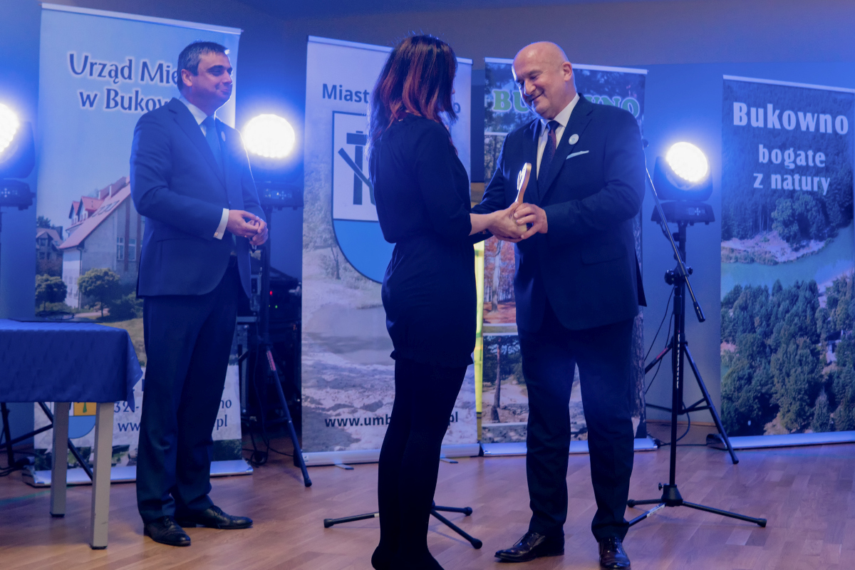 Przekazanie statuetki Pani Agnieszce Rosie.