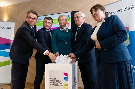 zdjęcie przy urnie do głosowania