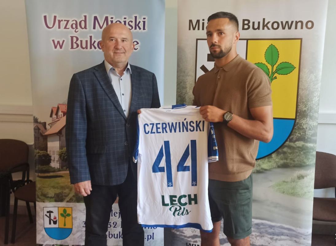 Zdjęcie z koszulką podarowaną przez Pana Alana.