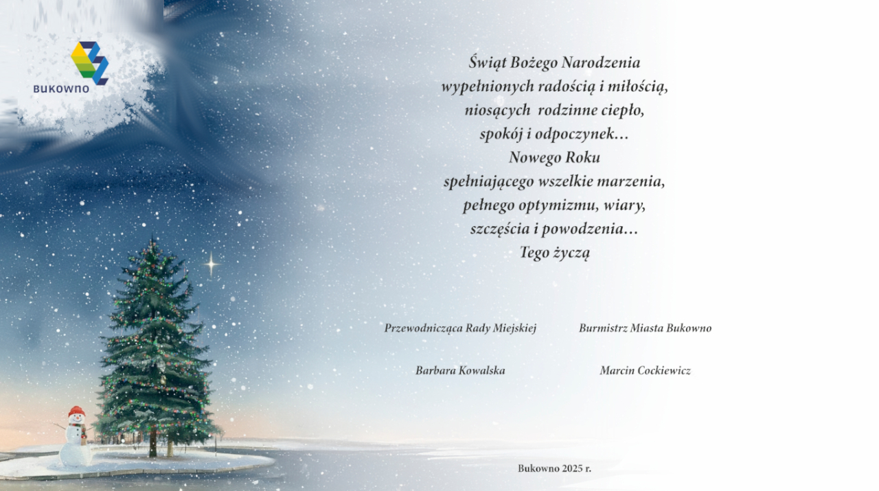 Magiczny zimowy pejzaż nocą. Bałwan z marchewkowym nosem i szalikiem stoi obok dużej, udekorowanej choinki na śniegu. Rozgwieżdżone, ciemnoniebieskie niebo. Miękki śnieg, spokojna atmosfera.