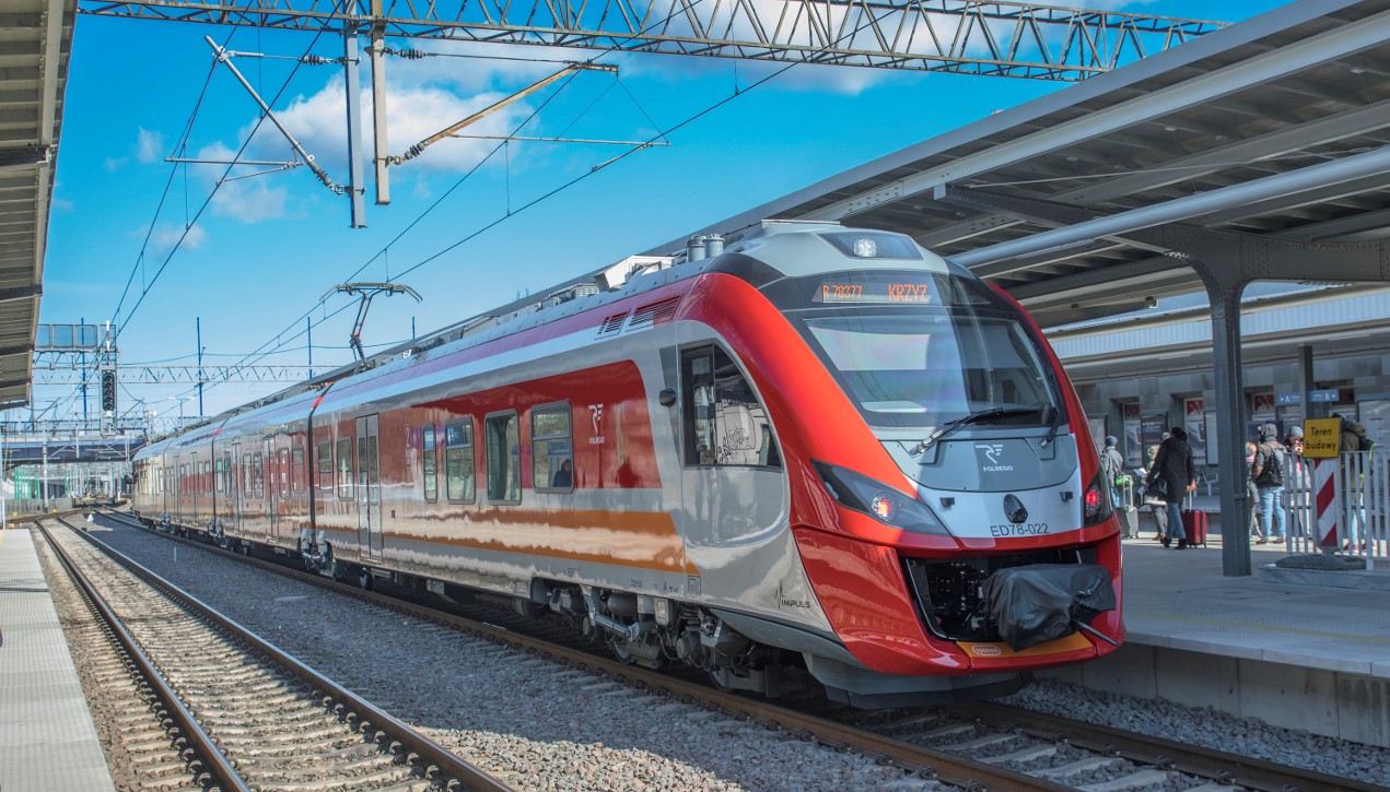 Na zdjęciu przedtsawiony jest pociąg stojący na dworcu